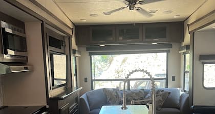 Cozy RV with 2 bedrooms and WiFi, AC in Pleasant Caliente with creek access