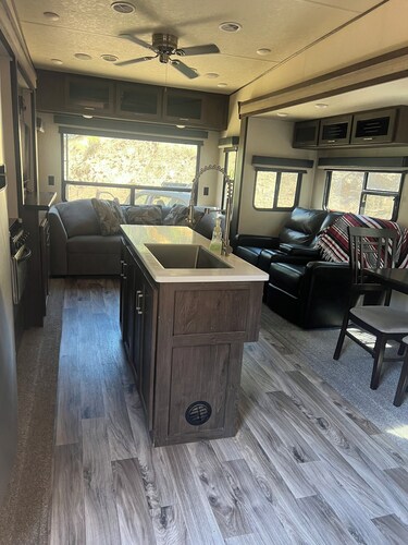 Cozy RV with 2 bedrooms and WiFi, AC in Pleasant Caliente with creek access