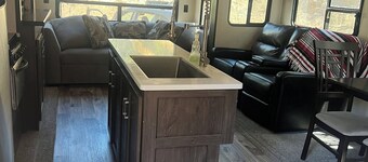 Cozy RV with 2 bedrooms and WiFi, AC in Pleasant Caliente with creek access