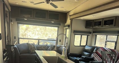 Cozy RV with 2 bedrooms and WiFi, AC in Pleasant Caliente with creek access