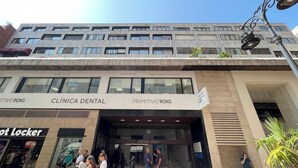 A building with a sign for 'Clinica Dental Primitivo Roig' and 'Hot Locker' on the ground floor. - VLC HOST - Alfaro A (Valencia)