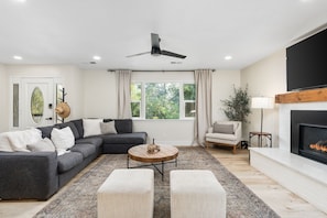 Smart TV, fireplace, table football, ping pong - Stunning Sequoia Hills Villa w/ pool, Game room, Hot tub, Firepit and EV charger (Three Rivers)