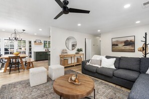 TV connectée, cheminée, baby-foot, table de tennis de table