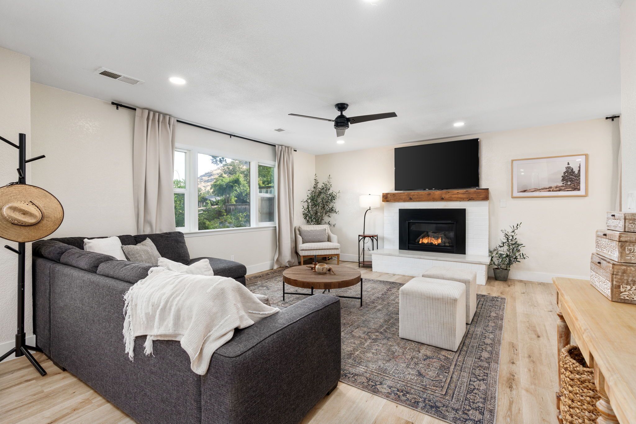 Smart TV, chimenea, futbolito y tenis de mesa 