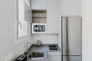 ثلاجة، ميكروويف، فرن، موقد طهي مسطح