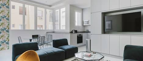 Una televisión, un reproductor estéreo