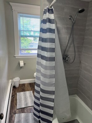 Een haardroger, handdoeken, zeep, shampoo