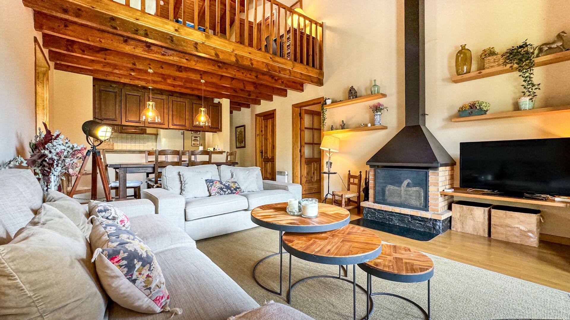 Cheminée, baby-foot, table de tennis de table, livres