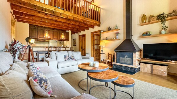 Een open haard, tafelvoetbal, een tafeltennistafel en boeken