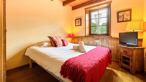5 habitaciones, escritorio y tabla de planchar con plancha 