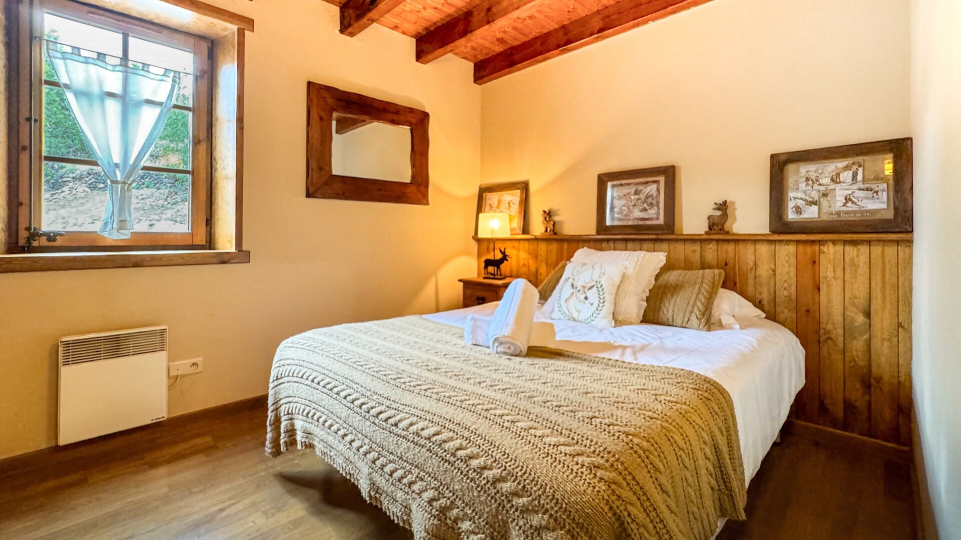 5 bedrooms, desk, iron/ironing board, travel crib