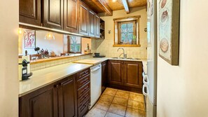 Een koelkast, een microgolfoven, een oven, een vaatwasser