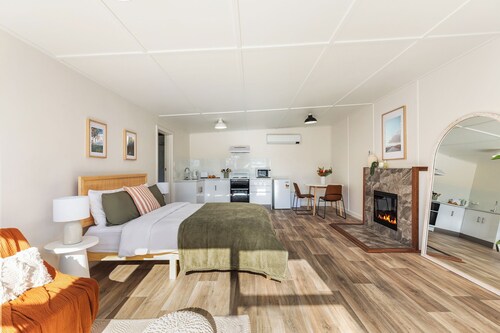 House plus Retreat and Games Room! Sleeps 10 in Mount Gambier, South Australia