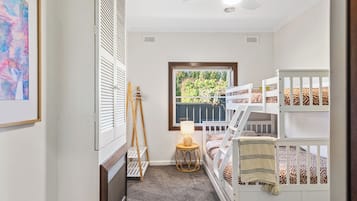 4 bedrooms, iron/ironing board, WiFi, bed sheets