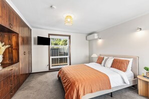 4 bedrooms, iron/ironing board, WiFi, bed sheets