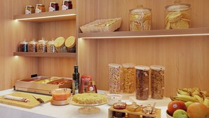 Un bufé de desayuno con diferentes alimentos y acompañamientos.