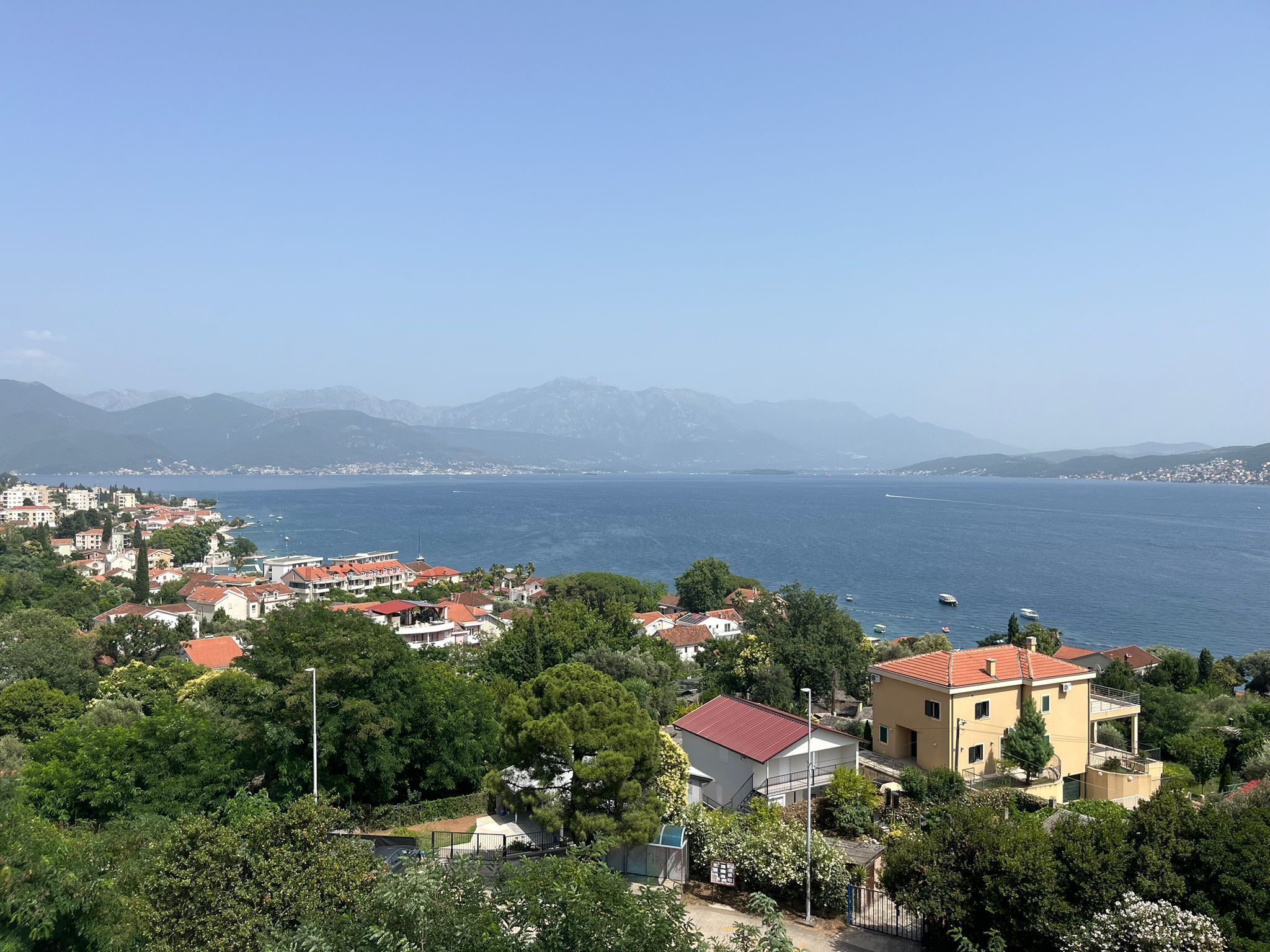 Uma vila costeira com edifícios e vista para o mar.