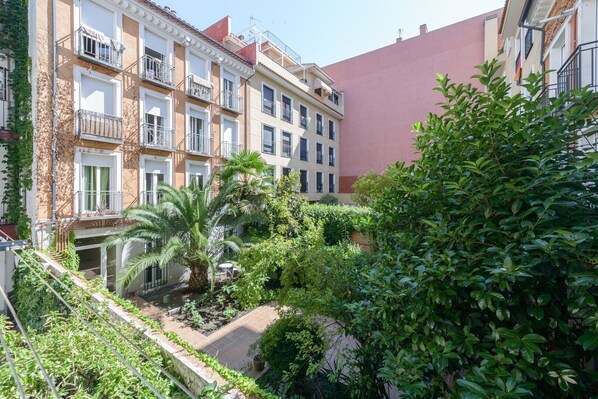 المنطقة المحيطة بالمنشأة