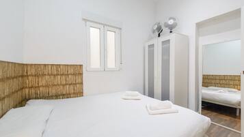 1 slaapkamer, een strijkplank/strijkijzer, internet, beddengoed