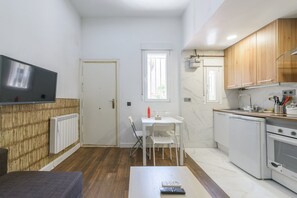 Kühlschrank, Mikrowelle, Ofen, Geschirrspüler
