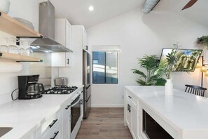 雪櫃、微波爐、焗爐、爐具