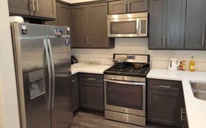 Private kitchen - Cozy townhome with 1 bedroom and WiFi, AC in charming San Diego (San Diego)
