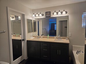 Bathroom - Cozy townhome with 1 bedroom and WiFi, AC in charming San Diego (San Diego)