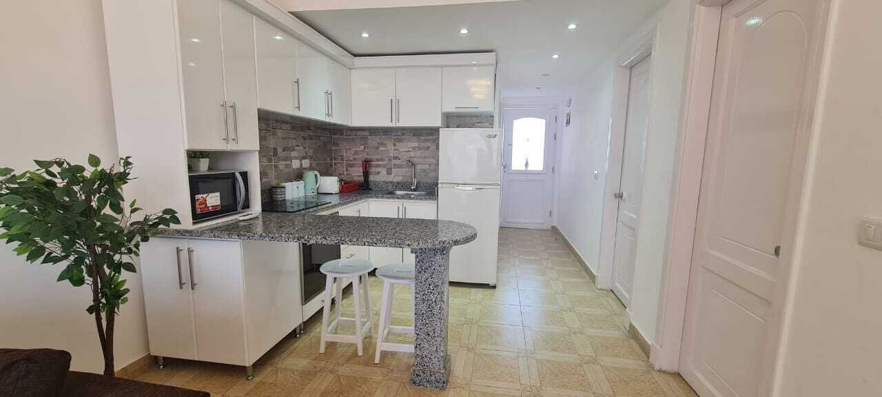 Kjøleskap, mikrobølgeovn og kokeplater