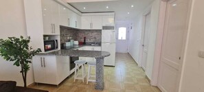 Refrigerador, microondas y parrilla de estufa