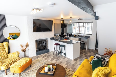 TV, fireplace. Captivating 2-Bed House in Nettleham