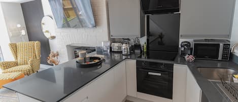 Réfrigérateur, micro-ondes, four, plaque de cuisson