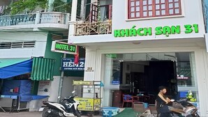 A building with a sign reading "KHÁCH SAN 31" and "HOTEL 31". - 31A Hotel CT by Bay Luxury (Can Tho)