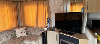 3 Bed Caravan - Sleeps 6 - Pets - Parking - Wifi