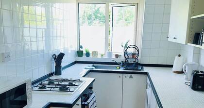 3Bed Apartment Sleeps 6 - Free Parking, Wifi