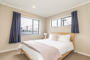 6 bedrooms, iron/ironing board, WiFi, bed sheets