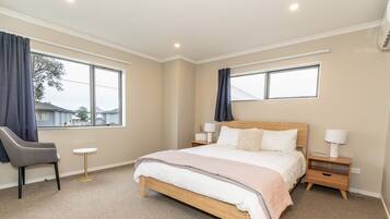 6 bedrooms, iron/ironing board, WiFi, bed sheets