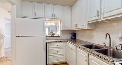 Heart of downtown with a Lake-Front Views, Dog-Friendly