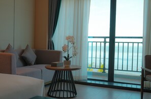 Deluxe Single Room, Balcony, Sea View | Living area - Donghu Resort Hotel  (Sihanoukville)