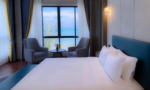 Habitación exclusiva, 1 cama de matrimonio grande, vistas al mar | Ropa de cama de alta calidad, minibar, caja fuerte y escritorio