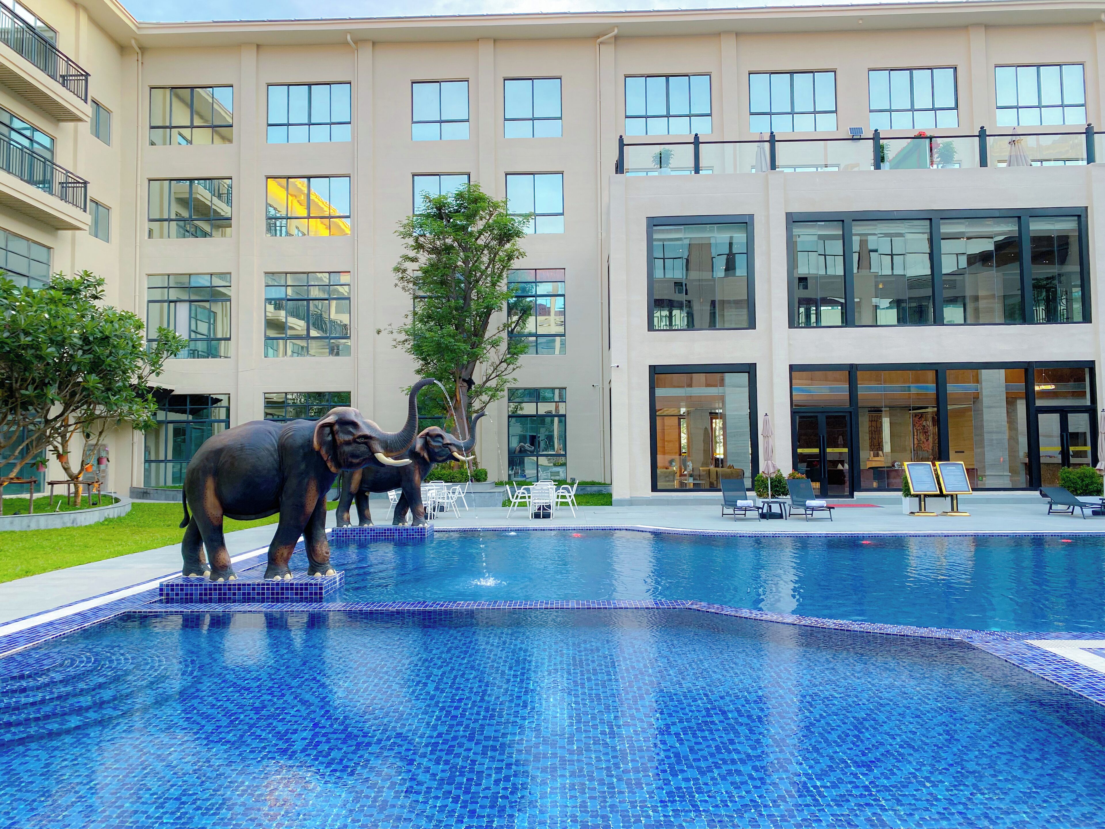 Innendørsbasseng, bassengparasoller og solsenger