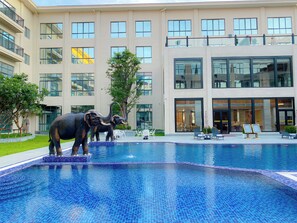 Alberca techada, acceso de 08:00 a 21:00, y sombrillas en la alberca