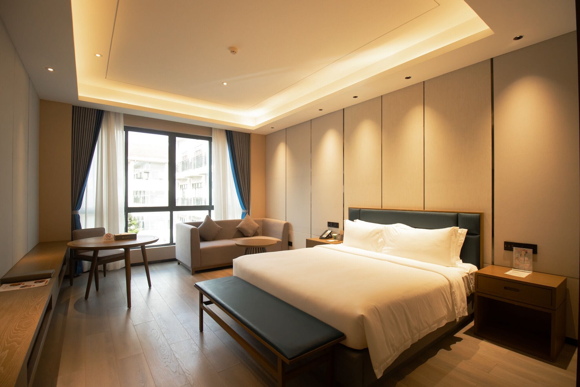 Dobbeltrom, bassengutsikt | Sengetøy av topp kvalitet, minibar, safe på rommet og skrivebord