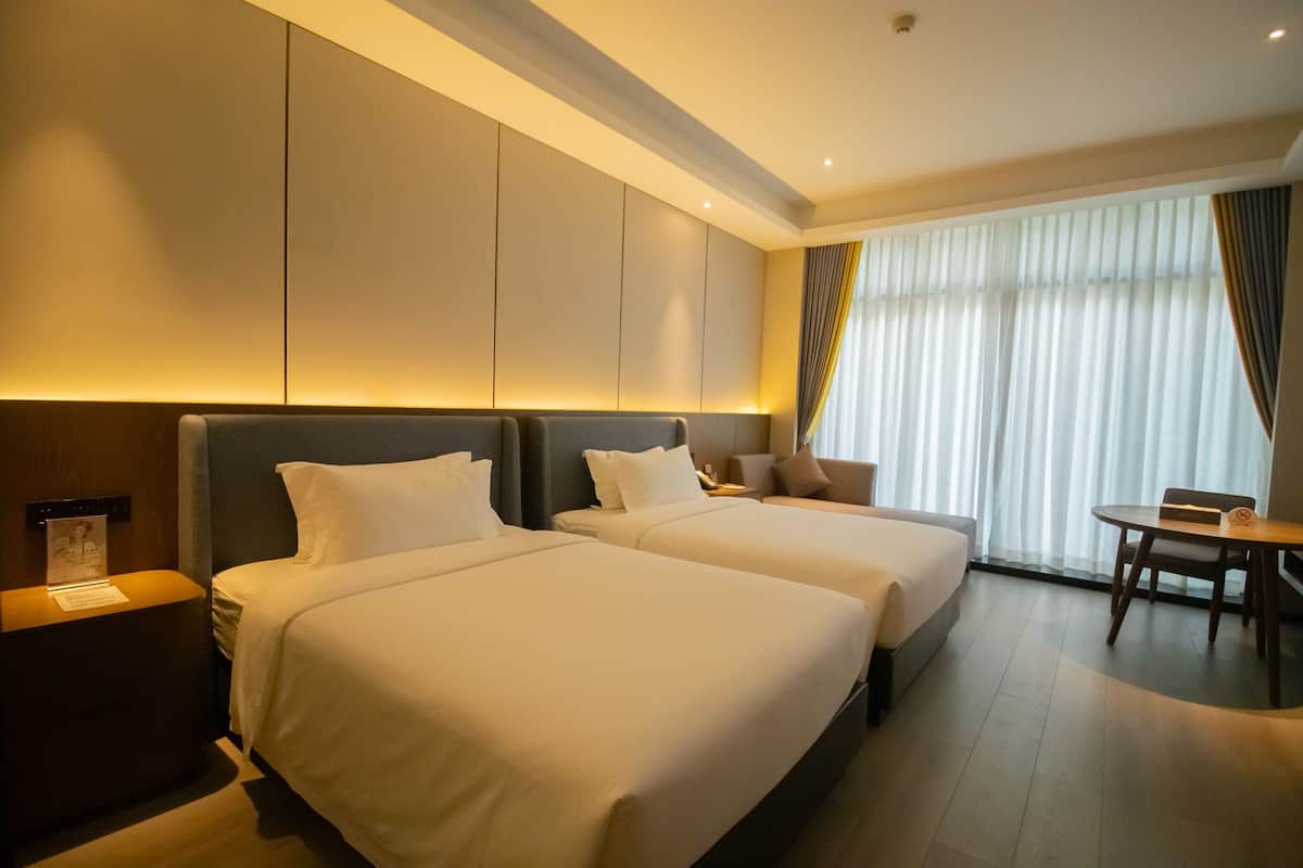 Premium bedding, minibar, in-room safe, desk