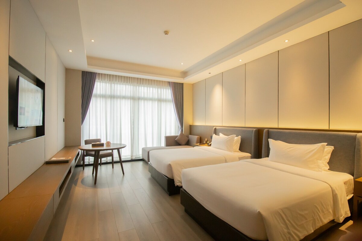 Bộ đồ giường cao cấp, minibar, két bảo mật tại phòng, bàn 