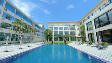 室內泳池;08:00 至 21:00 開放;泳池傘、躺椅