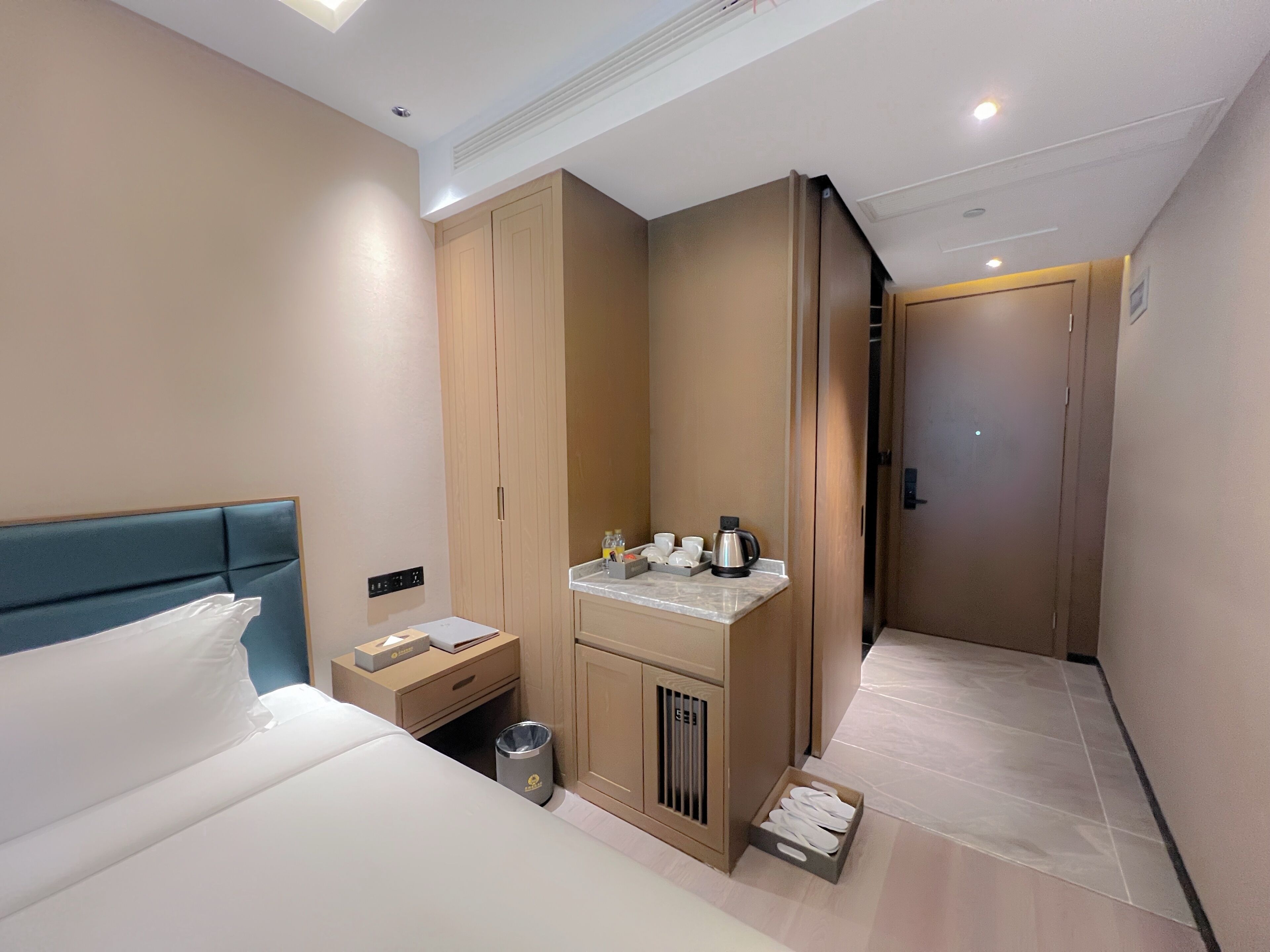 Luxe beddengoed, een minibar, een kluis op de kamer, een bureau