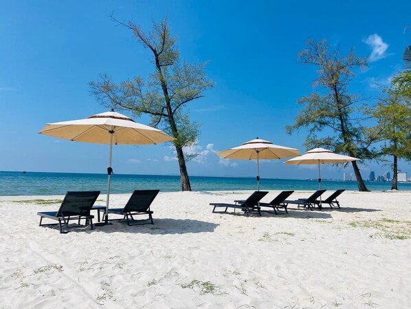 En la playa y bar en la playa