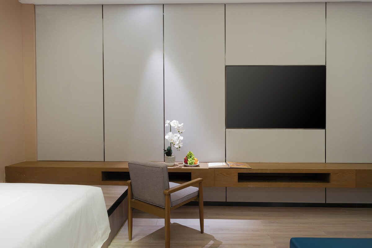 Bộ đồ giường cao cấp, minibar, két bảo mật tại phòng, bàn 