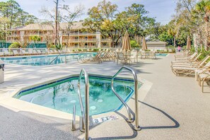 Pool - Close to beach Condo with Pool, Hot Tub, Tennis, WiFi & AC (Hilton Head)