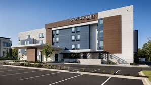 A modern hotel with a flat roof, large windows, and a parking lot. - SpringHill Suites by Marriott Bowling Green (Bowling Green)